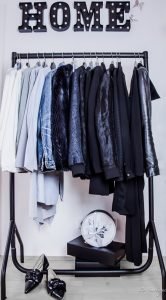 3 Schritte zum perfekten Kleiderschrank. Wie du am besten vorgehst, sortierst und auch am besten wieder einräumst. Noch mehr Tipps und Tricks auf meinem Fashionblog Be Sassique + Kleiderbügel DIY
