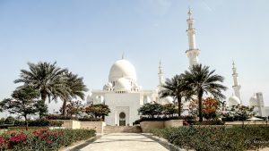 Abu Dhabi - Hauptstadt der Vereinigten Emirate, Metropole und Urlaubsparadies. Reisebericht über das Emirates Palace und die Top 5 Sehenswürdigkeiten Dein persönlicher Travelguide ins Paradies zu weißen Sandstränden, Sonne und ganz viel Luxus