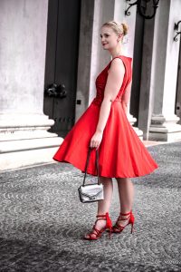 Der Abiball naht und die Suche nach dem perfekten Abiballkleid beginnt. Mit diesen Tipps findest du das perfekte Kleid für deinen Abiball +Orsay Gewinnspiel Egal ob lang oder kuru, mit Spitze oder Tüll, schlicht oder extravagant - dein perfektes Abiballkleid wartet auf dich. Fashion Blogger Outfit: kurzes Abiballkleid, A-Linie, rot mit Spitze, Hochsteckfrisur, Glltzerschmuck, rote Sandaletten