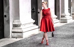 Der Abiball naht und die Suche nach dem perfekten Abiballkleid beginnt. Mit diesen Tipps findest du das perfekte Kleid für deinen Abiball +Orsay Gewinnspiel Egal ob lang oder kuru, mit Spitze oder Tüll, schlicht oder extravagant - dein perfektes Abiballkleid wartet auf dich. Fashion Blogger Outfit: kurzes Abiballkleid, A-Linie, rot mit Spitze, Hochsteckfrisur, Glltzerschmuck, rote Sandaletten