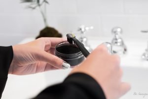 Beautyhack of the stars: Black toothpaste for whiter teeth - the Charwhite charcoal toothpaste in the test. How it works and 5 things you should know before applying the activated carbon toothpaste.