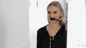 Beautyhack of the stars: Black toothpaste for whiter teeth - the Charwhite charcoal toothpaste in the test. How it works and 5 things you should know before applying the activated carbon toothpaste.