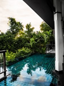 Bayan Tree Koh Samui Thailand, ist ein Luxus Hotel in Lamai in der Nähe von Chaweng. In diesem Beach Resorts gibt es private Villa mit eigenen Pools. Außerdem gibt es einen Infinity Pool und einen privaten Strand. Willkommen im Paradis! Mehr findest du auf www.besassique.com