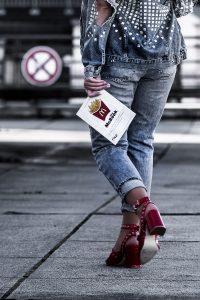 Bücher Review über Das McBook von Alexandra Reinwarth. Es gibt einen Einblick hinter den McDonalds Tresen und das McDonalds Mysterium Blogger Streetstyle : McDonalds Kleidung Moschino Stil, 80er Jahre Streetstyle, Denim all over