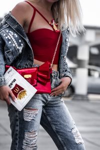 Bücher Review über Das McBook von Alexandra Reinwarth. Es gibt einen Einblick hinter den McDonalds Tresen und das McDonalds Mysterium Blogger Streetstyle : McDonalds Kleidung Moschino Stil, 80er Jahre Streetstyle, Denim all over