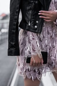 Wie viel Glitzer und Glamour steckt hinter Fashion Blogs? Heute decke ich die 3 größten Modeblog Mythen auf. Blogger Streetstyle: Pailetten Kleid, schwarze Lederjacke, schwarze Pumps, Clutch und Sonnenbrille #modeblog #fashionblogs #modeblogstreetstyles