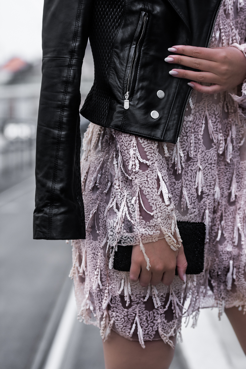 Wie viel Glitzer und Glamour steckt hinter Fashion Blogs? Heute decke ich die 3 größten Modeblog Mythen auf. Blogger Streetstyle: Pailetten Kleid, schwarze Lederjacke, schwarze Pumps, Clutch und Sonnenbrille #modeblog #fashionblogs #modeblogstreetstyles