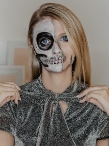 Einfaches Halloween Make Up Tutorial auf Deutsch für einen Half Skull nur mit Drogerieprodukten. Ihr braucht dafür also keine Halloween Schminke. Der Totenkopf hat eine Glamour Seite und eine Skull Seite. by Beautyblogger Be Sassique