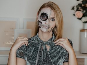 Einfaches Halloween Make Up Tutorial auf Deutsch für einen Half Skull nur mit Drogerieprodukten. Ihr braucht dafür also keine Halloween Schminke. Der Totenkopf hat eine Glamour Seite und eine Skull Seite. by Beautyblogger Be Sassique